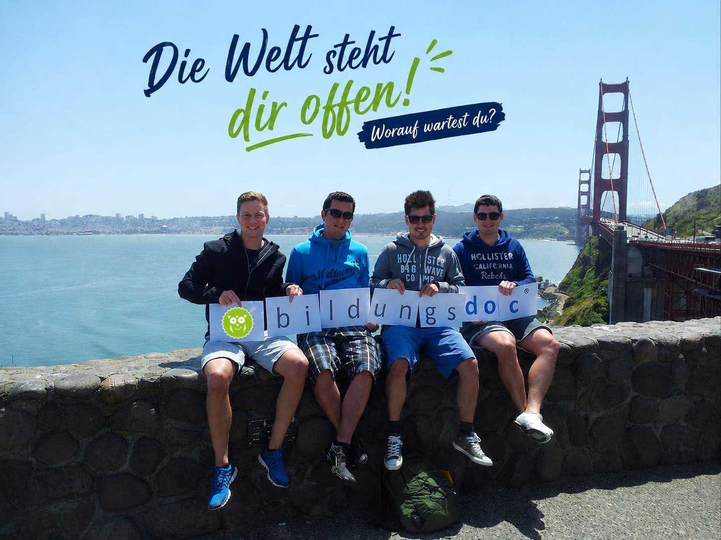 Vier Jugendliche mit bildungsdoc®-Logo vor der Golden Gate Bridge in San Francisco. Das Bild steht für Auslandsjahr, Work & Travel, Schüleraustausch, Persönlichkeitsentwicklung und internationale Erfahrungen nach dem Abi.
