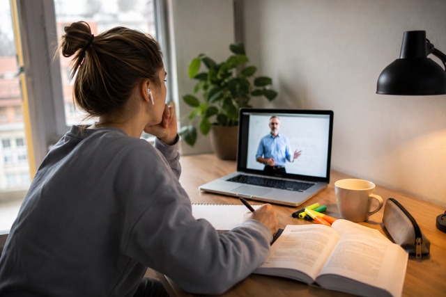online-studieren Studierende beim Lernen außerhalb des Campus